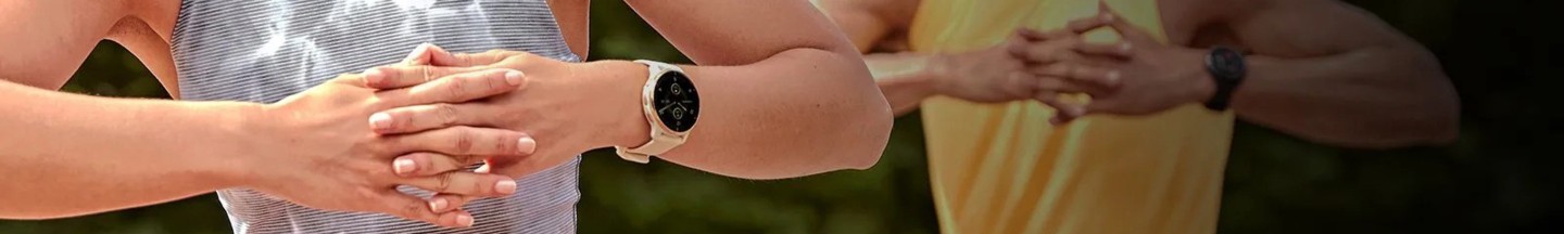 Смарт-часы Garmin Venu 2 Plus цвета айвори на руке