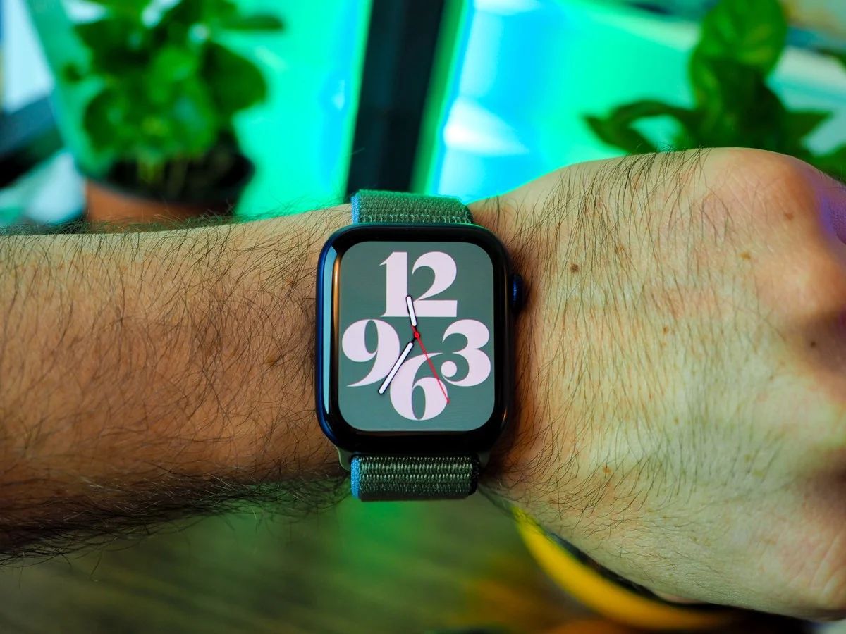 Apple Watch SE против Garmin Vivoactive 4: вид на запястье