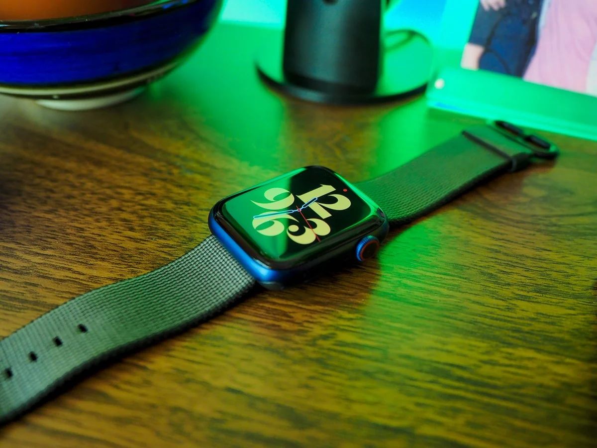 Apple Watch SE против Garmin Vivoactive 4: Безопасность