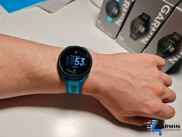 garmin forerunner 165 на руці