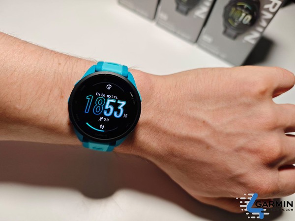 garmin forerunner 165 вид на руке